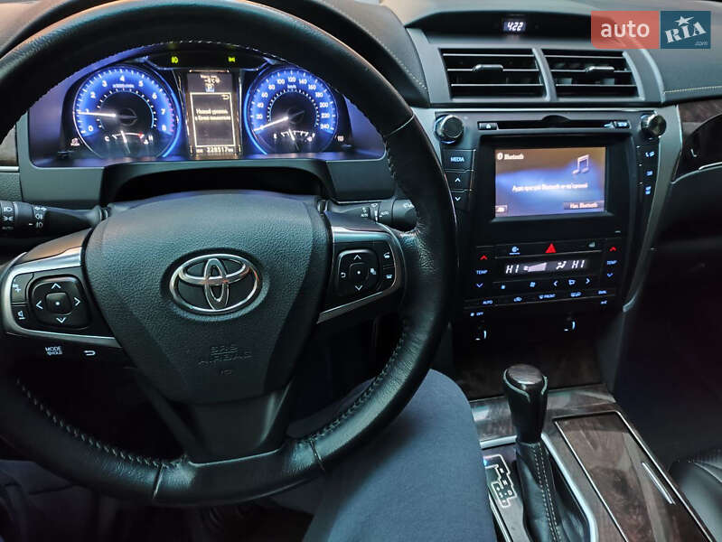 Седан Toyota Camry 2016 в Киеве