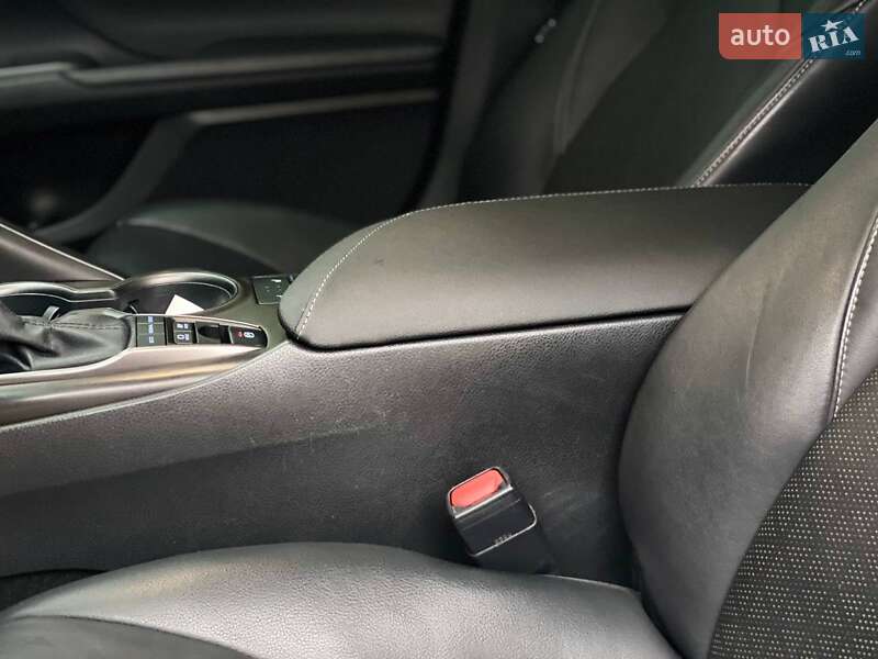 Седан Toyota Camry 2020 в Киеве