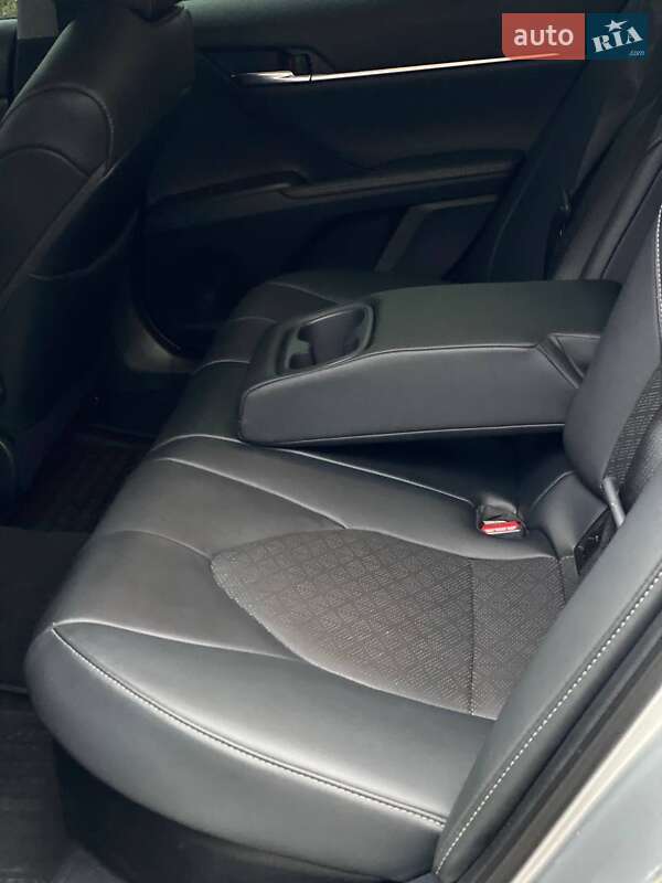 Седан Toyota Camry 2020 в Киеве