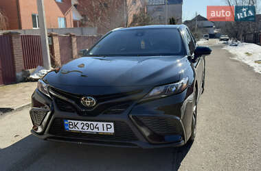 Седан Toyota Camry 2022 в Ровно