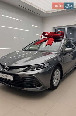 Седан Toyota Camry 2023 в Дніпрі