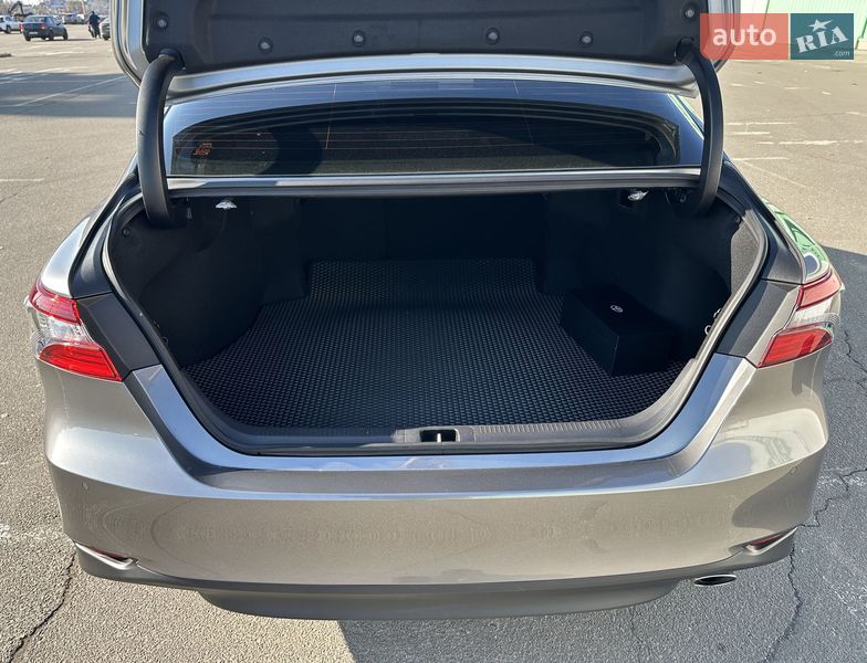 Седан Toyota Camry 2023 в Киеве