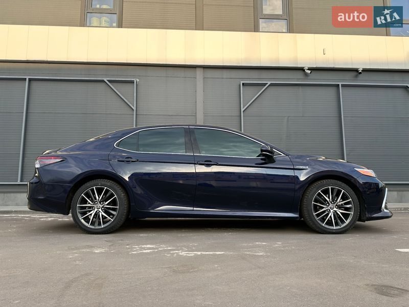 Седан Toyota Camry 2021 в Киеве