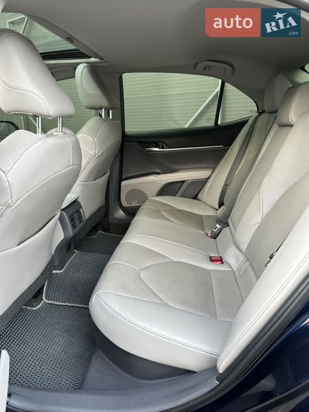 Седан Toyota Camry 2021 в Киеве