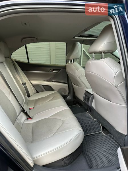 Седан Toyota Camry 2021 в Киеве