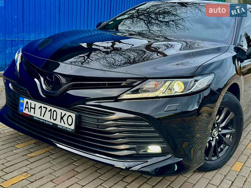 Седан Toyota Camry 2018 в Днепре