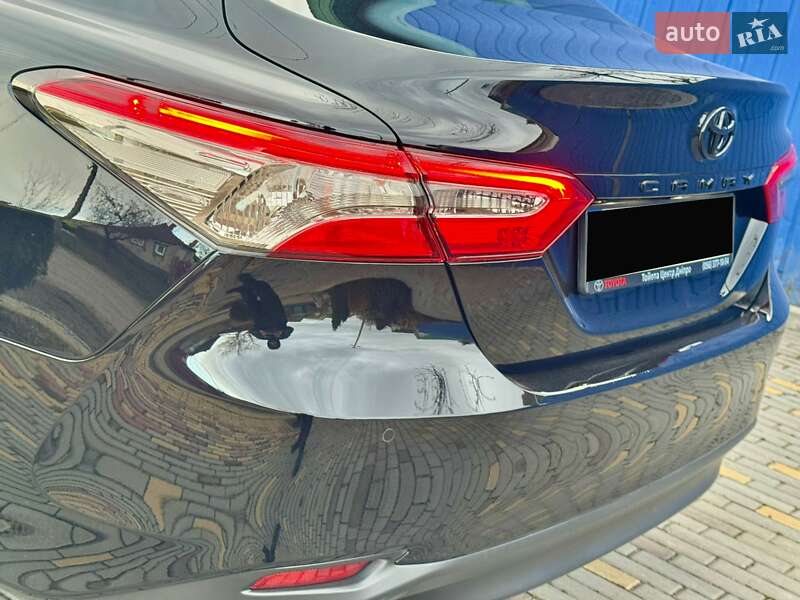 Седан Toyota Camry 2018 в Днепре
