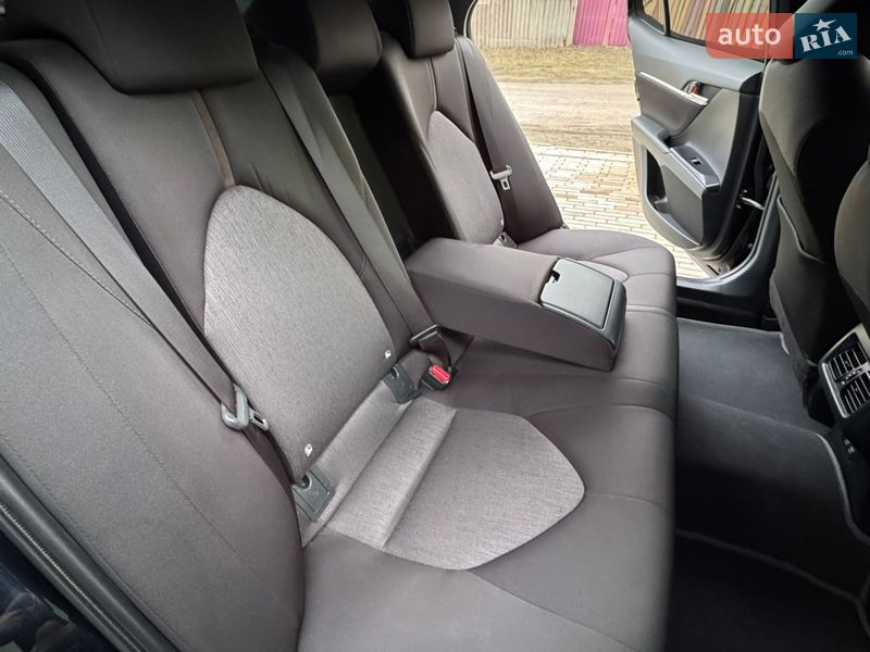 Седан Toyota Camry 2018 в Днепре