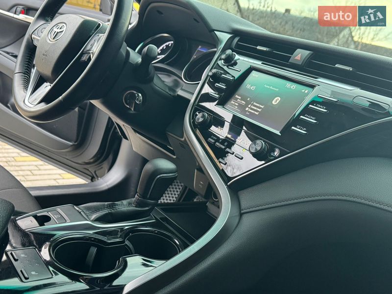 Седан Toyota Camry 2018 в Днепре