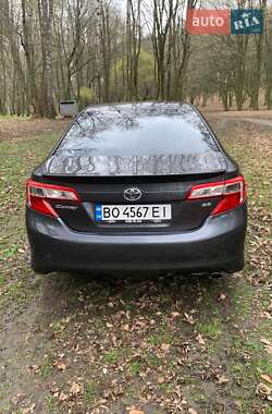 Седан Toyota Camry 2012 в Волочиске