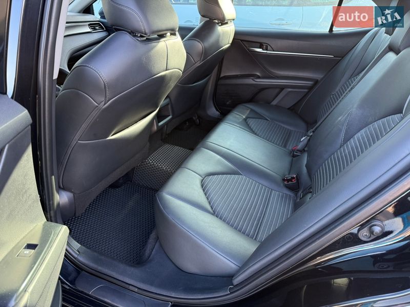 Седан Toyota Camry 2019 в Киеве