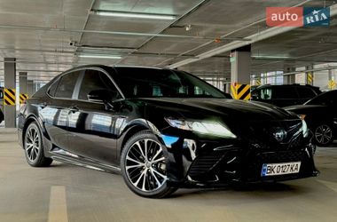 Седан Toyota Camry 2018 в Києві