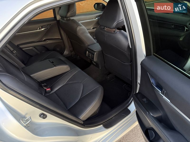 Седан Toyota Camry 2023 в Киеве