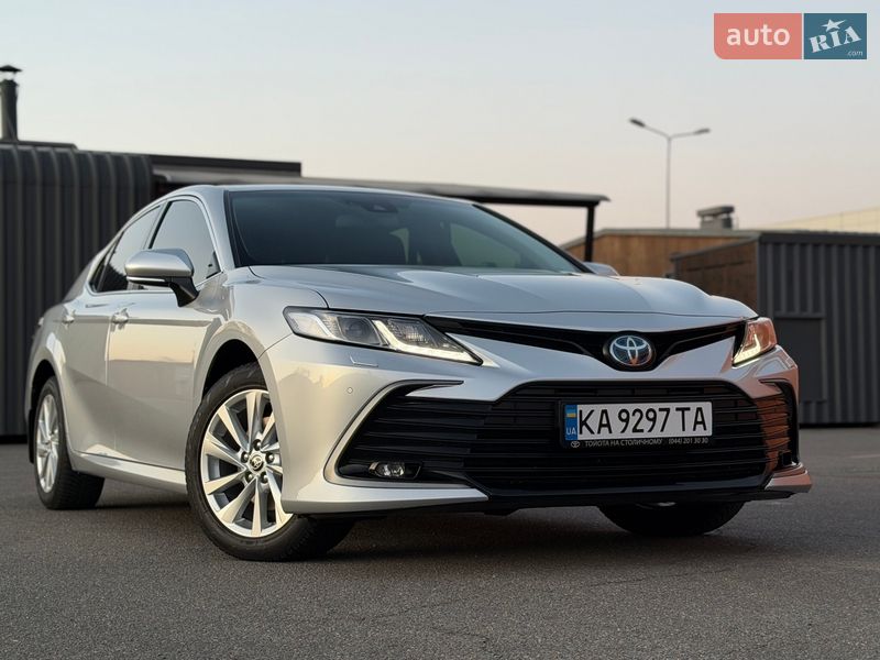 Седан Toyota Camry 2023 в Киеве
