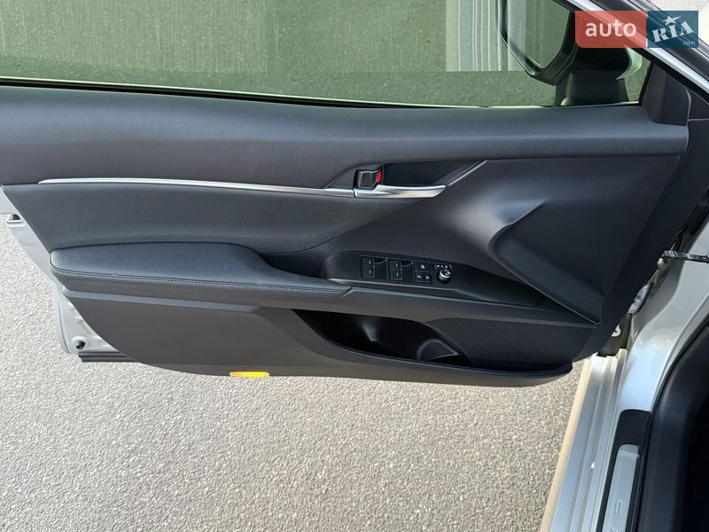 Седан Toyota Camry 2023 в Киеве