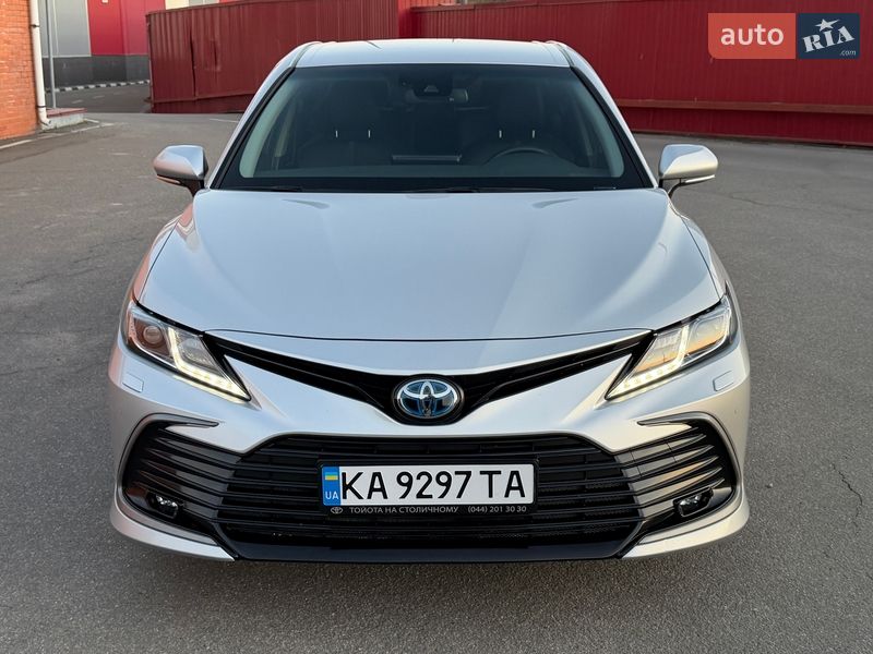 Седан Toyota Camry 2023 в Киеве