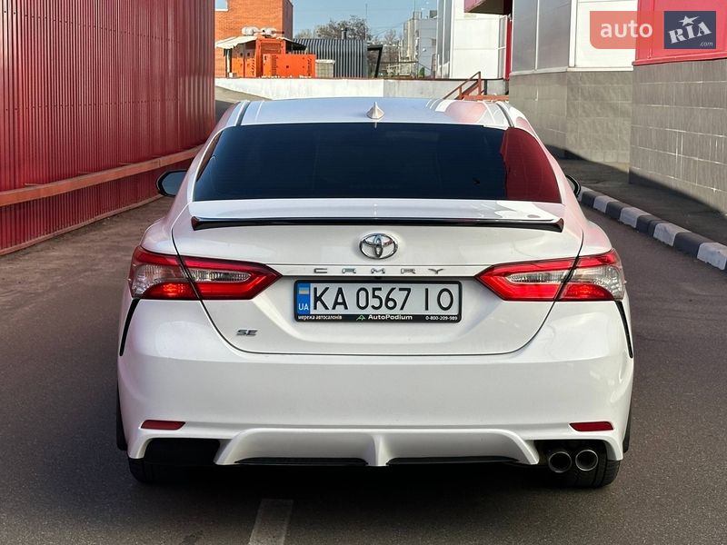 Седан Toyota Camry 2019 в Киеве