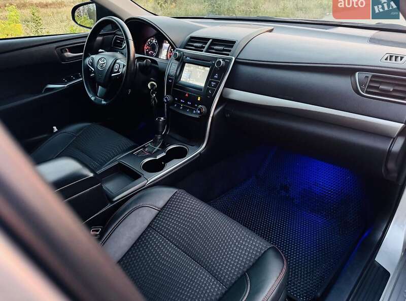 Седан Toyota Camry 2014 в Стоянке