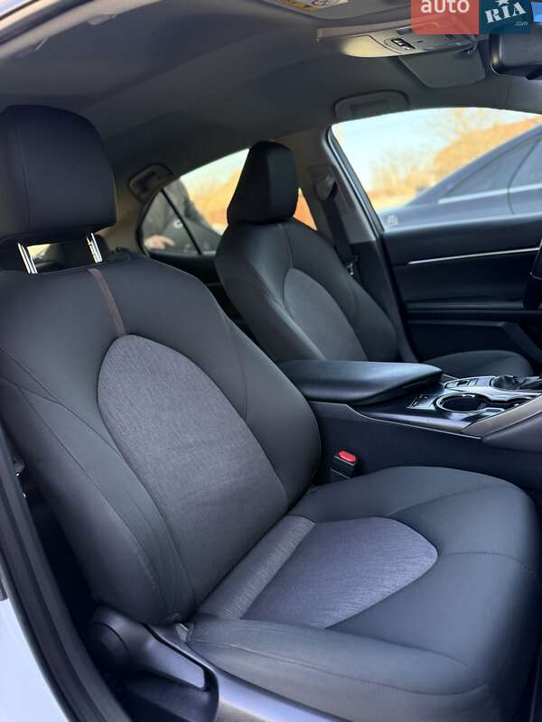 Седан Toyota Camry 2019 в Чернигове