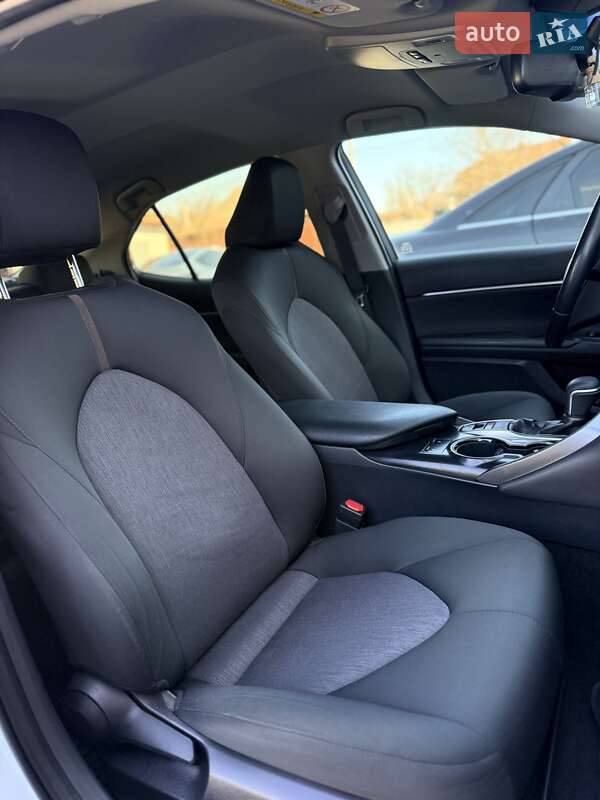 Седан Toyota Camry 2019 в Чернигове