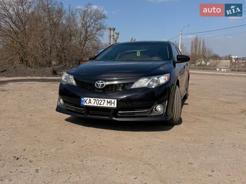 Седан Toyota Camry 2014 в Киеве