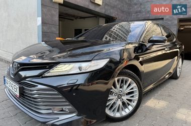 Седан Toyota Camry 2019 в Киеве