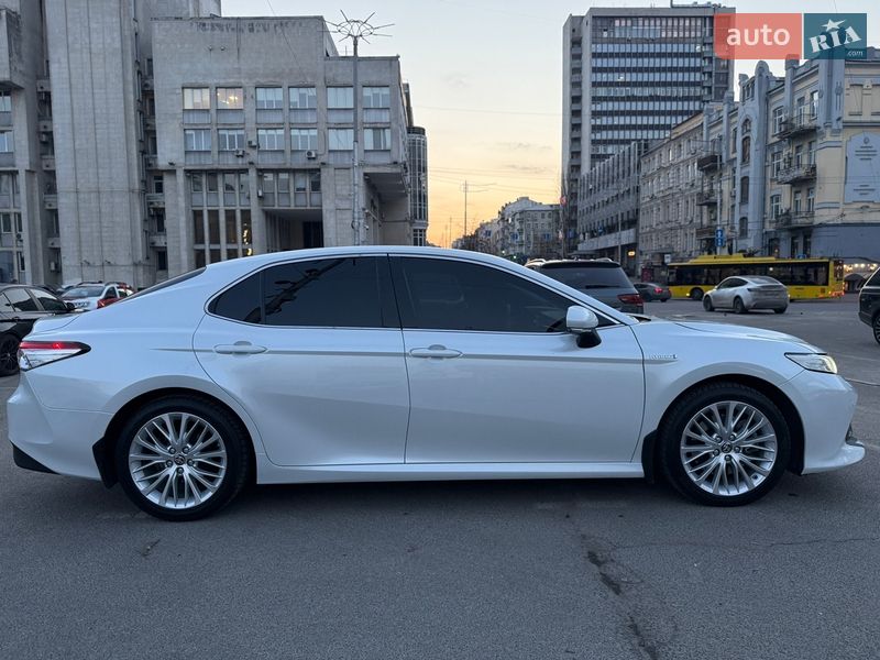 Седан Toyota Camry 2020 в Киеве