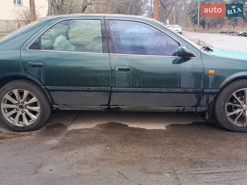 Седан Toyota Camry 2000 в Киеве