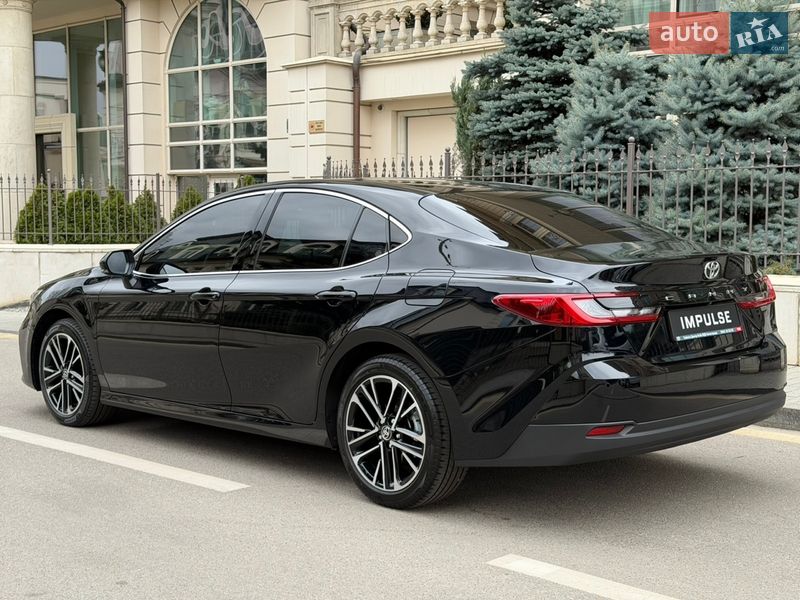 Седан Toyota Camry 2025 в Киеве