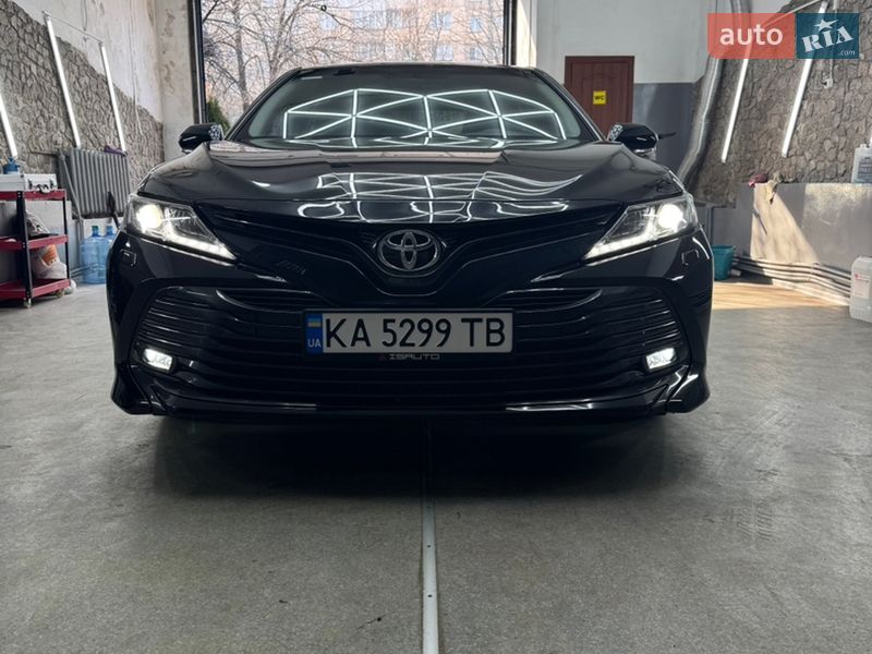Седан Toyota Camry 2018 в Киеве