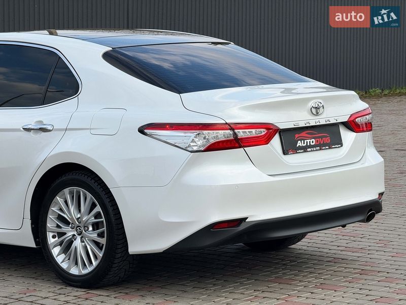 Седан Toyota Camry 2019 в Луцьку