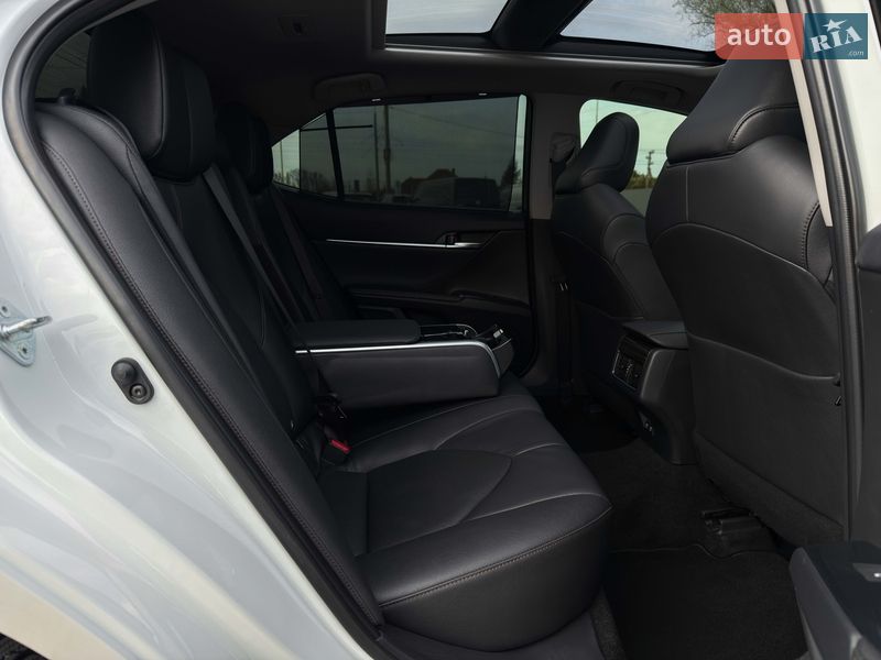 Седан Toyota Camry 2019 в Луцьку