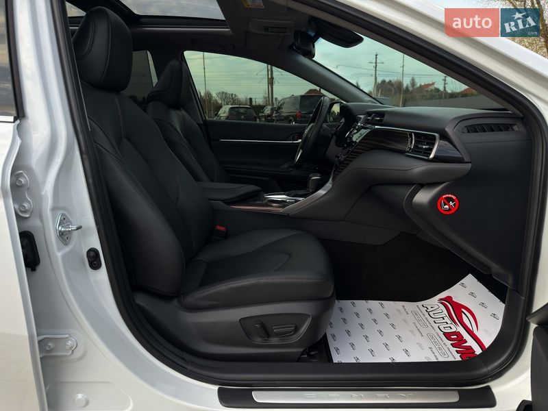 Седан Toyota Camry 2019 в Луцьку