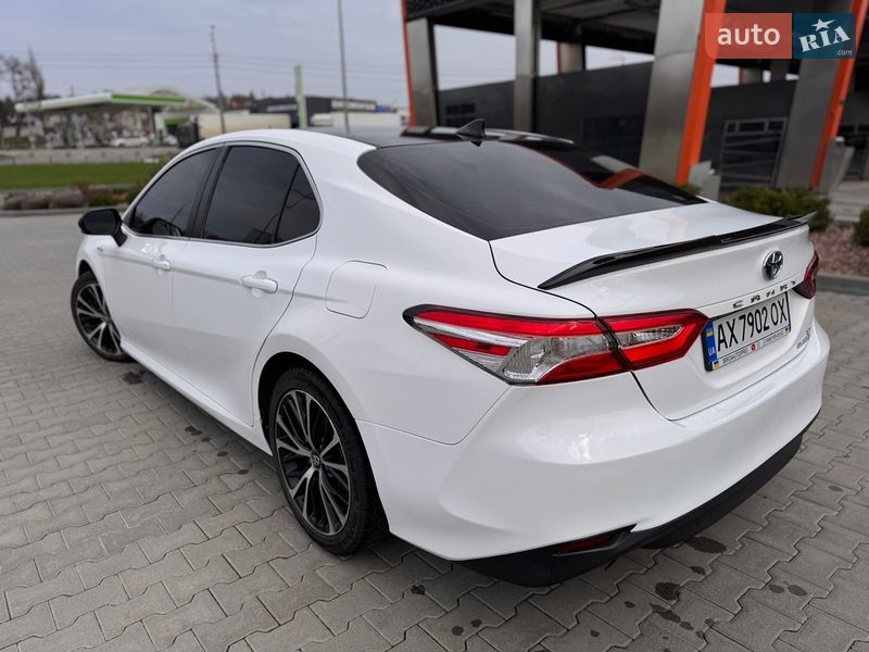 Седан Toyota Camry 2019 в Харькове