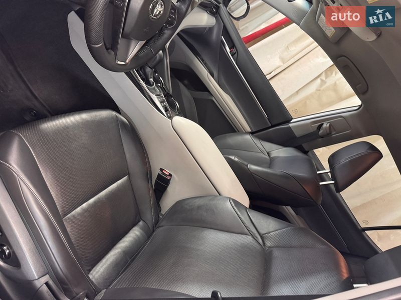 Седан Toyota Camry 2019 в Харькове