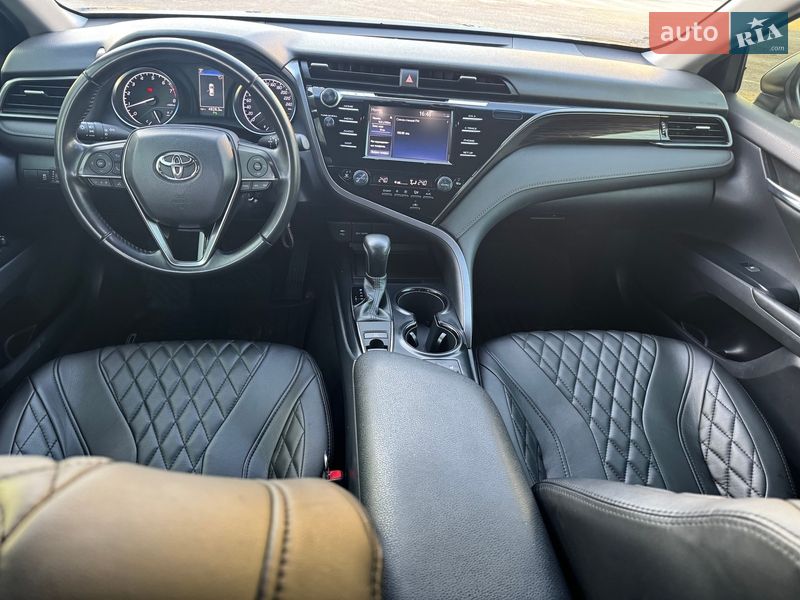 Седан Toyota Camry 2020 в Виннице