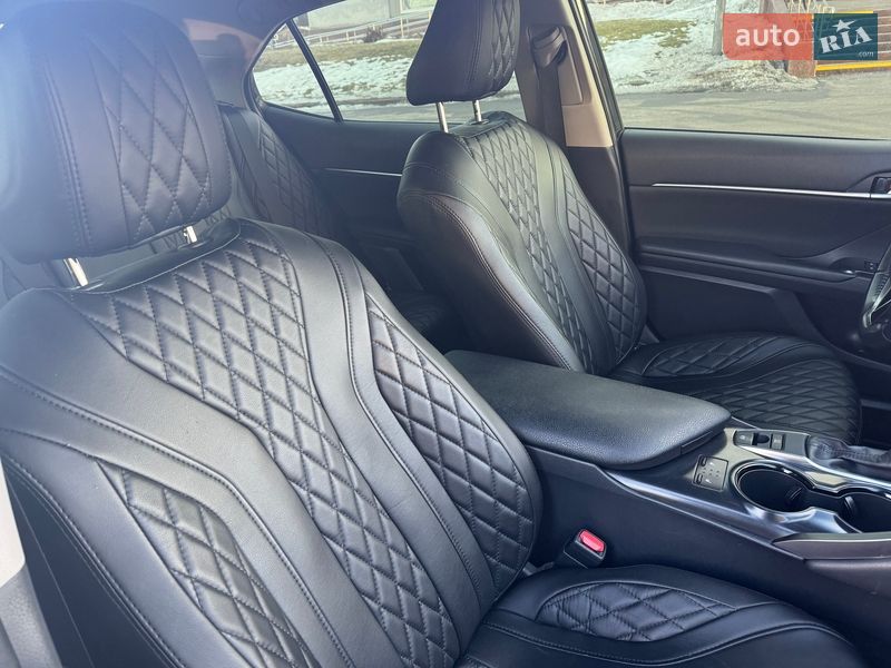 Седан Toyota Camry 2020 в Виннице