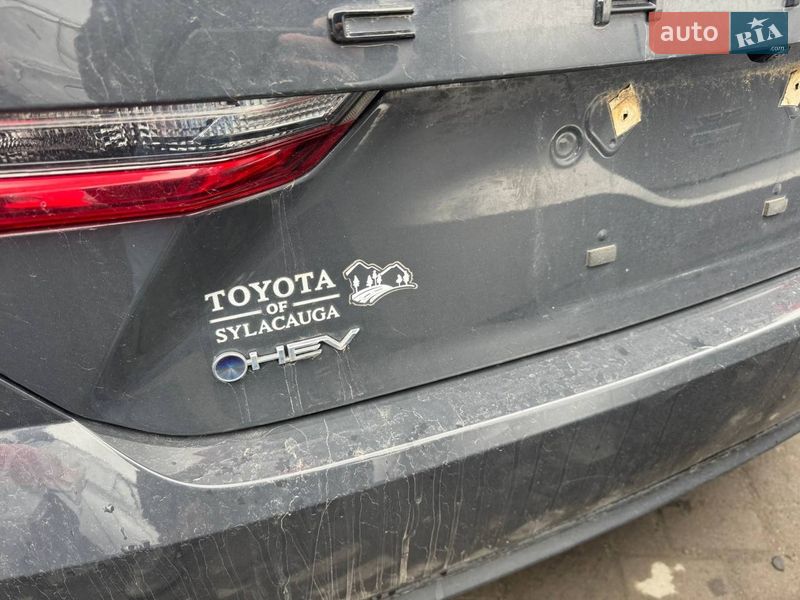 Седан Toyota Camry 2024 в Львові