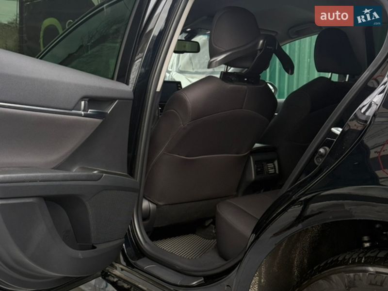 Седан Toyota Camry 2023 в Киеве