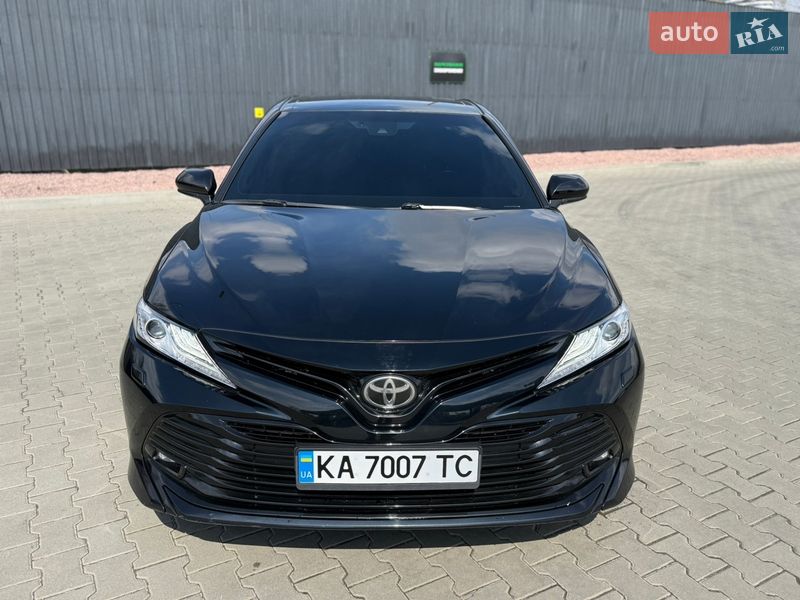 Седан Toyota Camry 2017 в Киеве