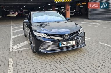Седан Toyota Camry 2019 в Киеве