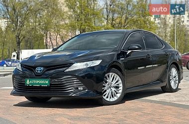 Седан Toyota Camry 2019 в Киеве