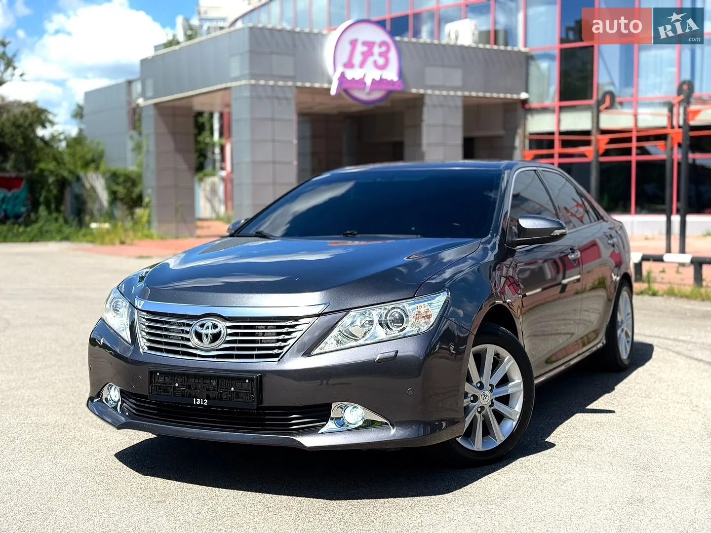 2011 Toyota Camry - фото 1