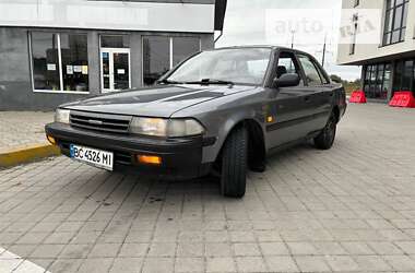 Седан Toyota Carina 1989 в Львові