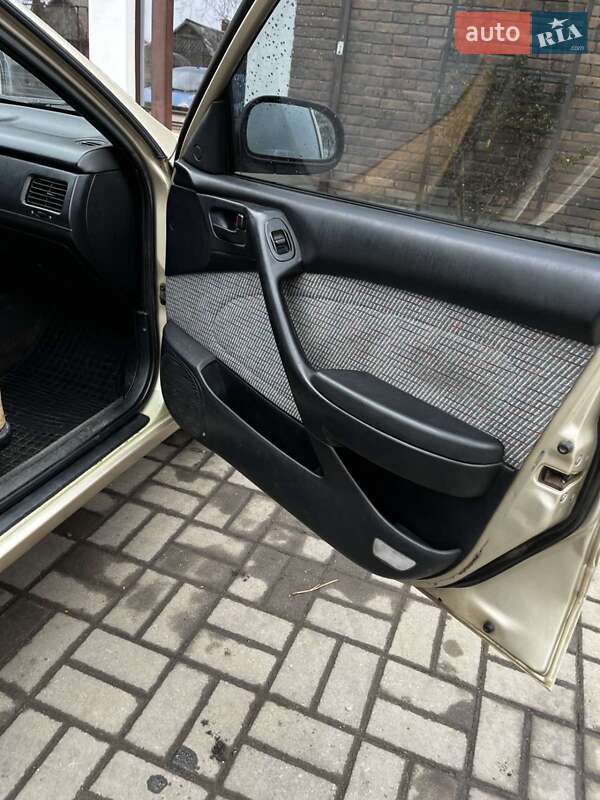 Седан Toyota Carina 1993 в Долинской