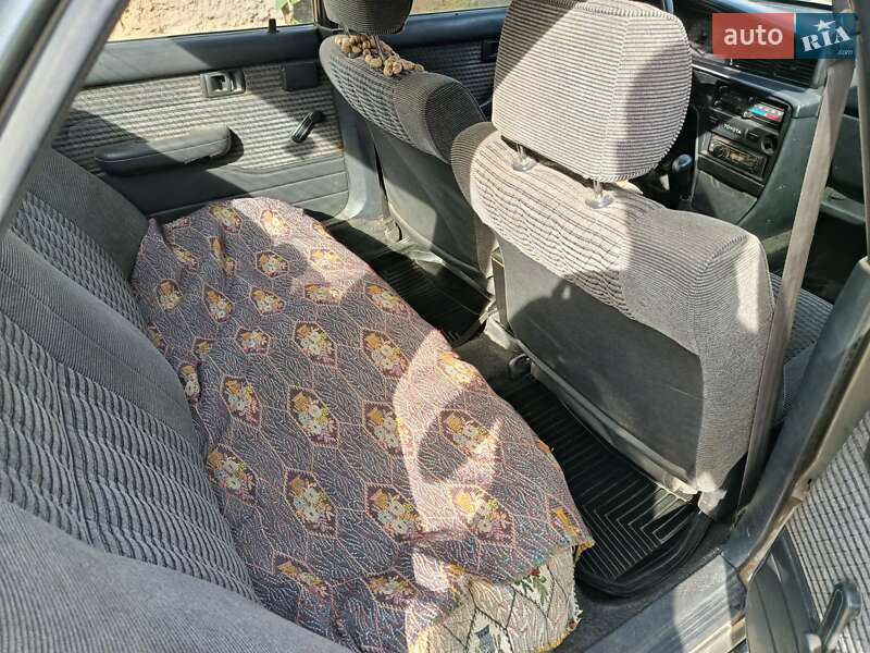 Седан Toyota Carina 1988 в Одесі