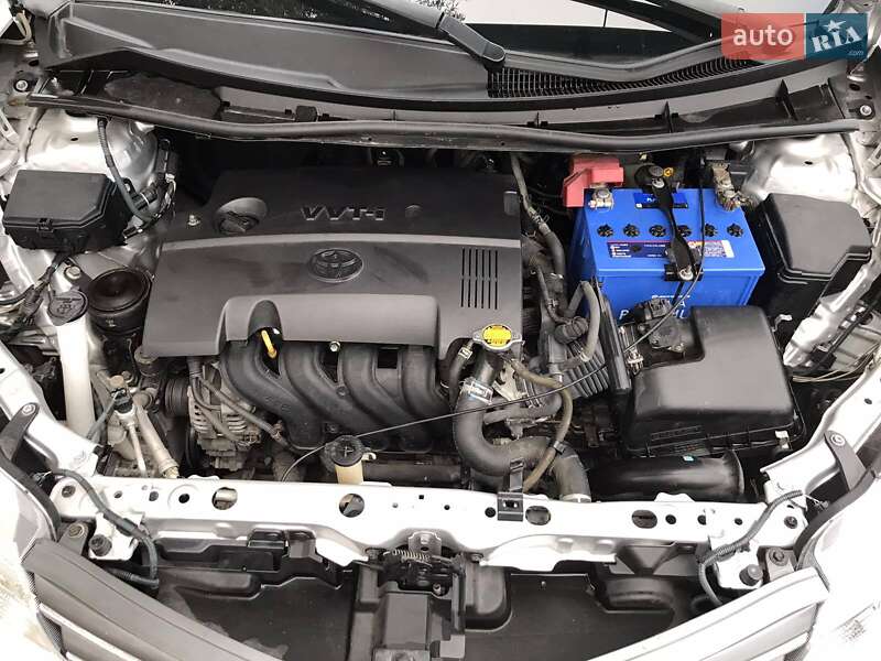 Седан Toyota Corolla Axio 2013 в Тячеві