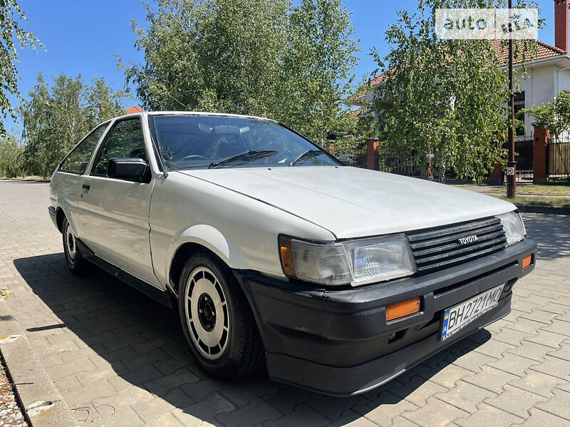 Хетчбек Toyota Corolla Levin 1984 в 