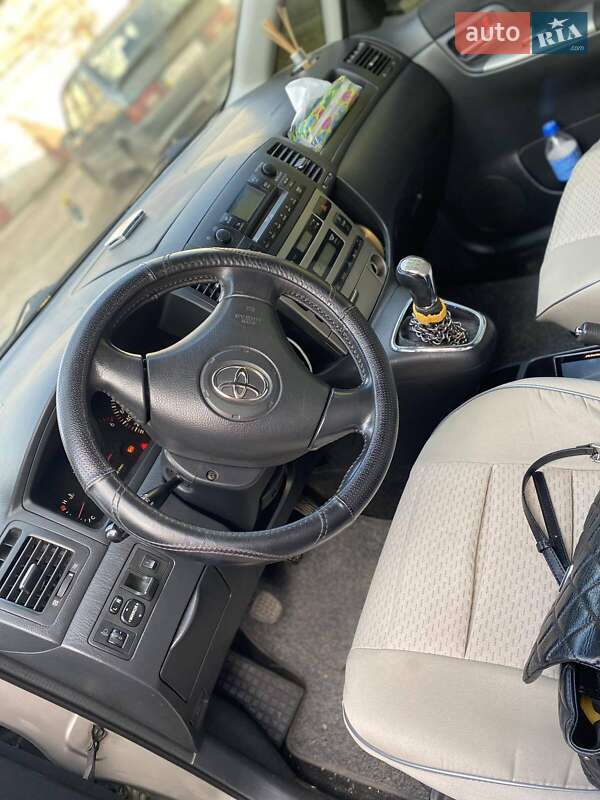 Мінівен Toyota Corolla Verso 2002 в Білгороді-Дністровському
