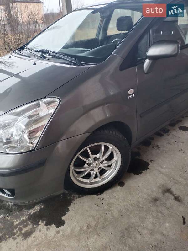 Мінівен Toyota Corolla Verso 2004 в Івано-Франківську